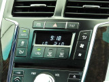 オートエアコンを装備しておりますので、四季を通じて車内を快適な温度に保つことが出来ます!高級感が有りますね!