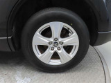 車両のデザインにマッチした純正アルミホイールを装着しています。