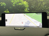 【12.3インチマツダコネクト】車内の雰囲気にマッチした大型ディスプレイ。スマホ接続でのナビ使用やBluetooth再生等、様々な機能が楽しめます。直感的なダイヤル操作が可能で、使い勝手も良好です。