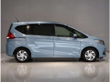 後ろが両側スライドドア(両側とも電動タイプ)です!スライドドアのお車ですと、狭いスペースでも乗り降りしやすいです。