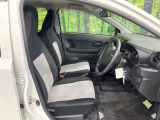 運転席まわりには十分なスペースがあり、大柄な方でもゆったり運転していただける環境です。