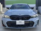 【BMWの伝統】BMWの特徴的な&ldquo;キドニーグリル&rdquo;は、80年以上続く伝統の形でございます。変わらないこだわりのデザインが、プレミアムブランド&ldquo;BMW&rdquo;を創り出します。