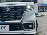 【LEDヘッドライト】悪天候や夜間走行時も良好な視界を確保し安心して運転できる高輝度LEDヘッドライトを装備!点灯速度が早く、消費電力も抑えられています。