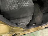 痛みの出やすい運転席シートの角、フロアマット、座面、ともに良好です