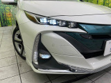 【LEDヘッドライト】悪天候や夜間走行時も良好な視界を確保し安心して運転できる高輝度LEDヘッドライトを装備!点灯速度が早く、消費電力も抑えられています。
