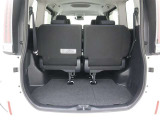 3列目シートは跳ね上げ式で折りたたみ可能です。キャンプ用品など大きな荷物もばっちり収納可能です!