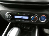 フロントオートエアコン装備ですので常にお好みの温度に調整ができ車内を快適な空間に保ってくれます。