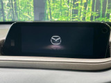 【8.8インチマツダコネクト】車内の雰囲気にマッチした大型のディスプレイ。スマホ接続でのナビ使用やBluetooth再生等、様々な機能が楽しめます。直感的なダイヤル操作が可能で、使い勝手も良好です。