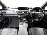 上質で落ち着いた印象のインパネ。視界も広々で運転しやすいです。