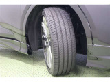 タイヤサイズはハイスペックな 225/45R21。