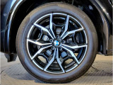 【BMWアロイホイル】軽量かつ強度に拘ったアロイホイル。走行性能ポテンシャルを引き出す設計。車の足元を引き締めてくれる大きなポイントはアロイホイルです。