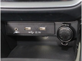 AUX端子と携帯デバイスの充電が可能なUSB出力DC5V電源を2口装備。アクセサリーDC12V電源ソケットも装備していてとても便利です!