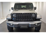 Jeep伝統の丸目のヘッドライトにセブンスロットグリルで一目でJeepだとわかりますね!