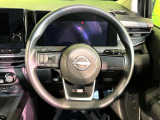 インテリアに合わせたデザインのステアリングは、運転される方のことも考え、運転しやすい形状、大きさです。是非一度、実際に触ってお確かめください。