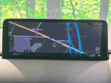 【10.25インチマツダコネクト】車内の雰囲気にマッチした大型ディスプレイ。スマホ接続でのナビ使用やBluetooth再生等、様々な機能が楽しめます。直感的なダイヤル操作が可能で、使い勝手も良好です。