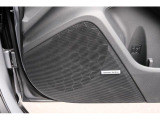 車内専用に最適化された専用アンプや多数のスピーカーにより、どの座席でもクリアで臨場感のあるピュアサウンドが楽しめるハーマンカードンサウンドシステム搭載!