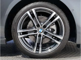 BMWの純正アロイホイールは軽量かつ強度にも優れているホイールで走行性能を引き上げる設計になっております。足元にもBMWは妥協がなくこだわっている個所になります。
