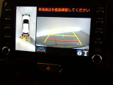 パノラミックビューモニターを装備。クルマを真上から見るように周囲を確認できます。