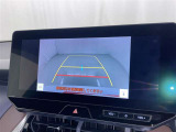 バックモニター付なので後退時に後方が見えるので安心。 車は構造上、死角がたくさんなので万が一を考えると必須ですね。 あくまで補助の為の装備、バックは目視で確認する事が重要ですよ。