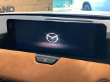 【12.3インチマツダコネクト】車内の雰囲気にマッチした大型ディスプレイ。スマホ接続でのナビ使用やBluetooth再生等、様々な機能が楽しめます。直感的なダイヤル操作が可能で、使い勝手も良好です。