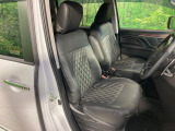 運転席まわりには十分なスペースがあり、大柄な方でもゆったり運転していただける環境です。