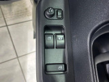 【電動格納ミラー】サイドミラーは電動格納式となっており、狭い駐車場でもキズがつくリスクを抑えられます。