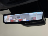 【デジタルインナーミラー】後方に設置されたカメラの映像がルームミラー型の液晶画面に送出されます。トランク内の荷物が満載でも、視界が妨げられることはありません。