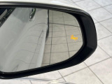 【ブラインドスポットモニター】走行中、ドアミラーの死角になりやすい箇所に後続車が接近するとサイドミラーのレンズに警告を表示!ドライバーに注意喚起をしてくれます。