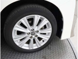 かっこいいホイールですね。 車のイメージを大きく左右するホイール部分はコダワリを持ちたいですね。
