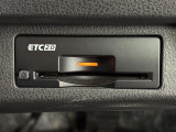 【ETC】有料道路を利用する際に料金所で停止することなく通過できる、ETC車載器(ノンストップ自動料金収受システム機器)が装備されています。セットアップを行うことで利用可能になります。
