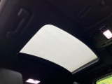 【サンルーフ】開放感たっぷりの希少装備、サンルーフが装着されています!車内に明かりを取り入れたり景色を楽しむ以外にも、車内の空気も簡単に換気できて快適です!