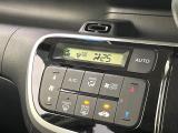 【オートエアコン】一度お好みの温度に設定すれば、車内の温度を検知し風量や温度を自動で調整。暑い&hellip;寒い&hellip;と何度もスイッチ操作をする必要はありません。快適な車内空間には必須の機能ですね♪