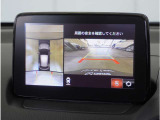 【360&deg;ビュー・モニター】クルマを真上から見たような俯瞰(ふかん)映像や助手席側のサイド映像など、視点を切り替えて表示。さまざまなアングルで視界をサポートします。