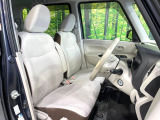 運転席まわりには十分なスペースがあり、大柄な方でもゆったり運転していただける環境です。