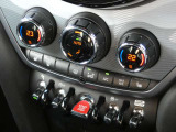 左右独立オートエアコンで運転席・助手席それぞれで温度設定が可能です!