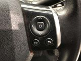 【ステアリングスイッチ】右です。ハンドルから手を離さず、運転に集中したまま手元でマルチインフォメーションディスプレイ内の表示切替などができます。