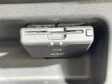 【ETC】有料道路を利用する際に料金所で停止することなく通過できる、ETC車載器(ノンストップ自動料金収受システム機器)が装備されています。セットアップを行うことで利用可能になります。