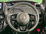 インテリアに合わせたデザインのステアリングは、運転される方のことも考え、運転しやすい形状、大きさです。是非一度、実際に触ってお確かめください。