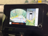 【パノラミックビューモニター】専用のカメラにより、上から見下ろしたような視点で360度クルマの周囲を確認することができます☆死角部分も確認しやすく、狭い場所での切り返しや駐車もスムーズに行えます。