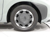 タイヤサイズは(185/65R15)でキャップ付きスチールホイールですです。