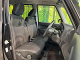 運転席まわりには十分なスペースがあり、大柄な方でもゆったり運転していただける環境です。