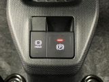 【電動パーキングブレーキ+オートブレーキホールド機能】 指先だけで簡単に操作が可能なパーキングブレーキ、スイッチを押すとブレーキペダルから足を離してもブレーキを保持できるオートブレーキホールド搭載。