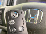 【Hondaスマートキー】カバンやポケットに入れたままでもドアの施錠・解錠が可能なスマートキーを装備。エンジンのオン・オフ時もカギを取り出す必要が無いからとっても便利です♪