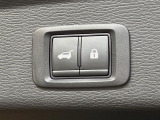 【パワーバックドア】スマートキーや運転席のボタンを押すだけでリアゲートが自動で開閉します!荷物を持っている時や、高い位置にあるバックドアを閉める際に便利な機能です♪