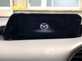 【10.25インチマツダコネクト】車内の雰囲気にマッチした大型ディスプレイ。スマホ接続でのナビ使用やBluetooth再生等、様々な機能が楽しめます。直感的なダイヤル操作が可能で、使い勝手も良好です。