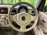 インテリアに合わせたデザインのステアリングは、運転される方のことも考え、運転しやすい形状、大きさです。是非一度、実際に触ってお確かめください。