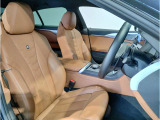 【コックピットシート】BMW車の主役席。車体中央にくる様に配置し車両重心とが一致する事でドライバーと車との一体感あるドライビングを実現。人間工学に基づき形成した形状が長時間のドライブ疲労も軽減します!