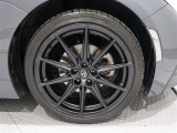 タイヤサイズは(215/40R18)で純正アルミホイールです。