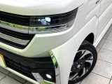 【LEDヘッドライト】悪天候や夜間走行時も良好な視界を確保し安心して運転できる高輝度LEDヘッドライトを装備!点灯速度が早く、消費電力も抑えられています。