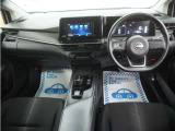 運転にかかわる様々な操作を安全に行えるように視点移動が少なく、操作性に配慮されたスイッチ類が凝縮されたコクピットです。